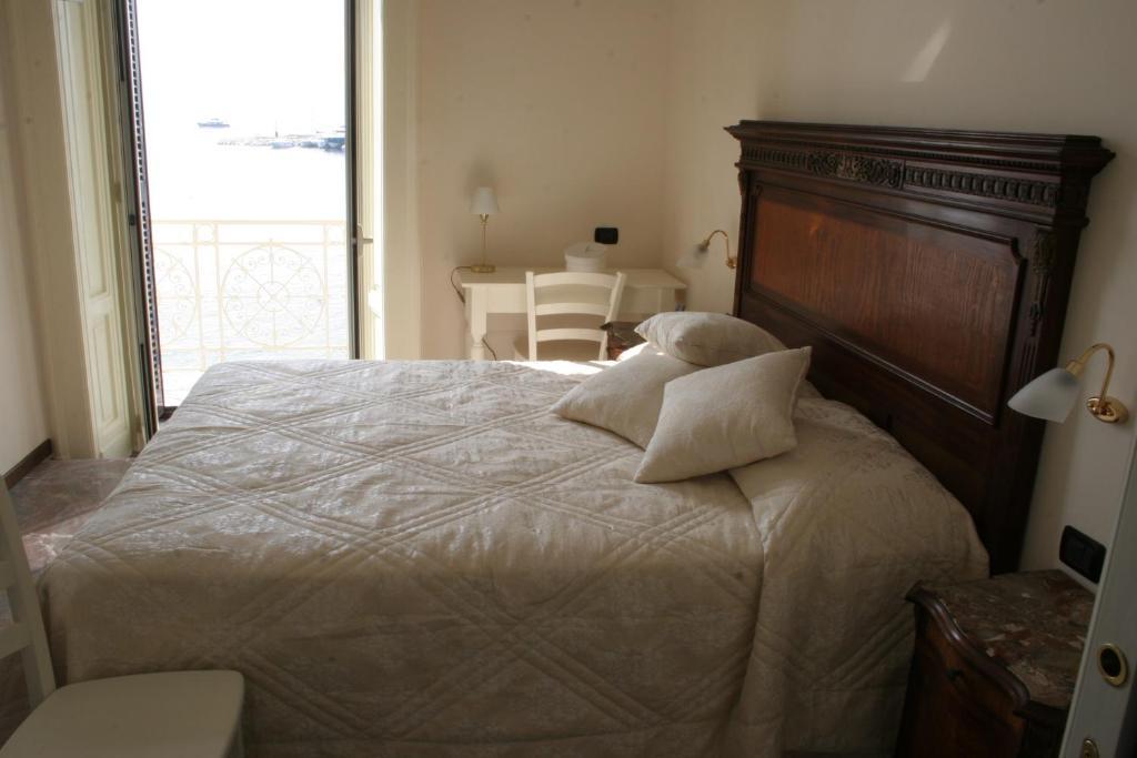 La Dimora Dei Baroni Bed & Breakfast Naples Room photo